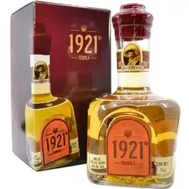 Tequila Añejo von Casa 1921 in elegant geformter Flasche – 100 % Blaue Weber-Agave.