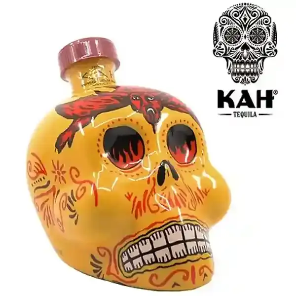 Eine handbemalte Flasche vom Tequila Reposado der Marke KAH in der Frontalansicht.