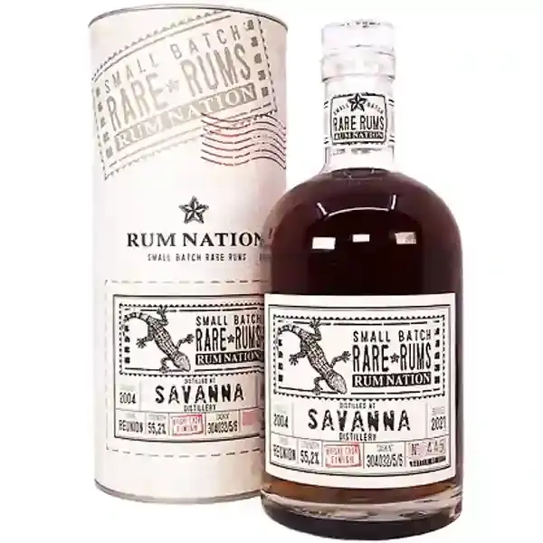 Eine Flasche Savanna Rare Rum 2004 - 2021 in der Frontalansicht.