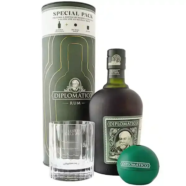 Eine Flasche vom Diplomatico Reserva Exclusiva Rum in der Geschenkpackung Ice Ball in der Frontalansicht.