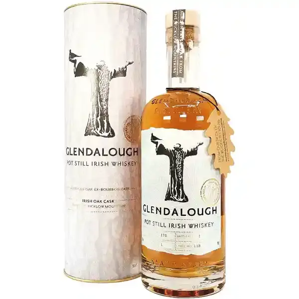 Eine Flasche Glendalough Pot Still Irish Whiskey in der Frontalansicht.