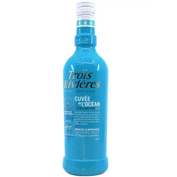 Eine Flasche vom Trois Rivières Cuvée de l'Océan aus Martinique in der Frontalansicht.