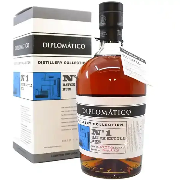 Eine Flasche vom Diplomatico Distillery Collection Nr.1 Rum in der Frontalansicht.