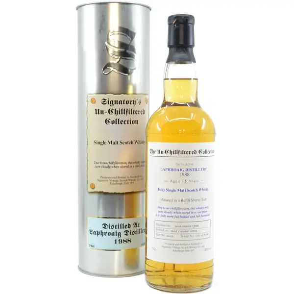Eine Flasche Laphroaig 1988 - 2003 Single Malt Scotch Whisky mit 15 Jahren in der Frontalansicht.
