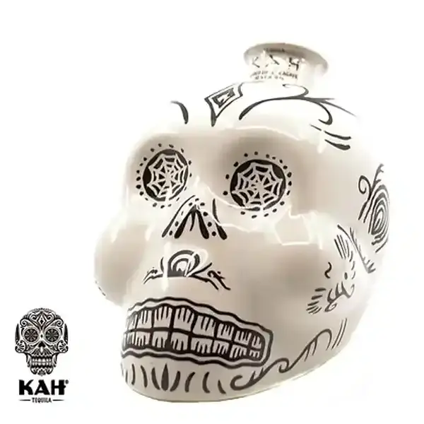 Eine handbemalte Flasche vom Tequila Blanco der Marke KAH in der Frontalansicht.