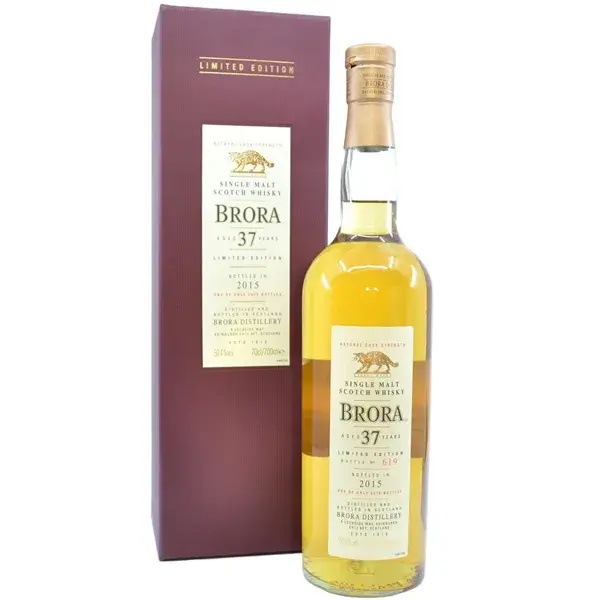 Eine Flasche Brora 1977 - 2015 Single Malt Scotch Whisky mit 37 Jahren in der Frontalansicht.