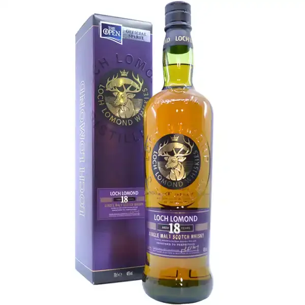 Eine Flasche Loch Lomond The Open Single Malt Scotch Whisky mit 18 Jahren in der Frontalansicht.
