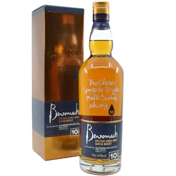 Eine Flasche vom Benromach Classic Single Malt Scotch Whisky mit 10 Jahren Reifung in der Frontansicht.