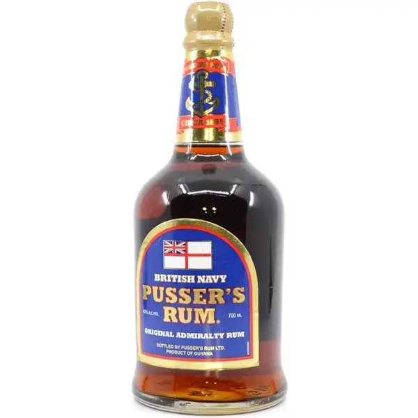 Eine Flasche vom Pusser's British Navy Original Admiralty Guyana Rum in der Frontalansicht.