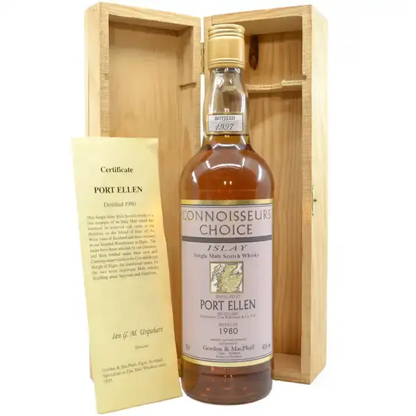 Eine Flasche Port Ellen 1980 - 1997 Single Malt Scotch Whisky in der Holzbox.