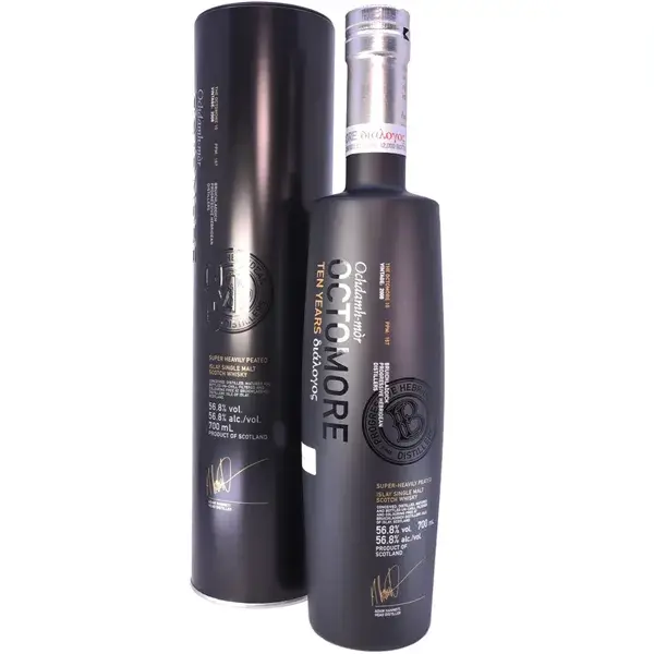 Eine Flasche Octomore 3rd Edition Single Malt Scotch Whisky mit 10 Jahren in der Frontalansicht.
