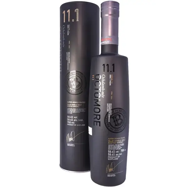 Eine Flasche Octomore 11.1 Single Malt Scotch Whisky mit 5 Jahren in der Frontalansicht.