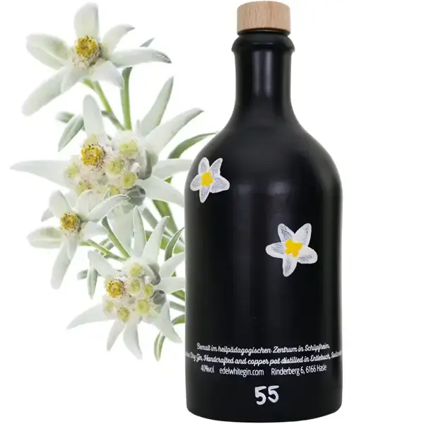 Eine Flasche handcrafted London Dry Gin Sunnbüel von Edelwhite aus dem Entlebuch in der Rückseitenansicht.