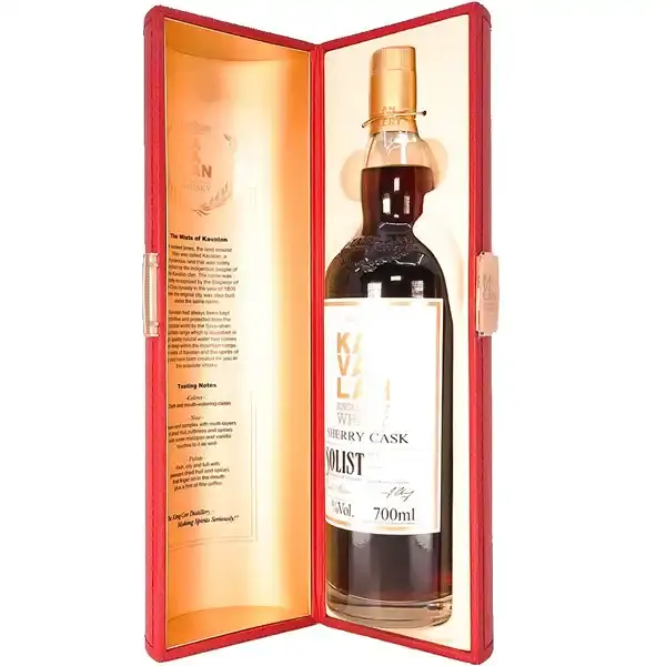 Eine Flasche Kavalan Solist Sherry Cask Single Malt Taiwan Whisky in der Umverpackung.