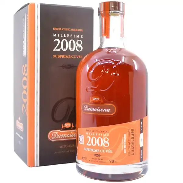 Eine Flasche vom Rhum Vieux Agricole Millesime 2008 von Damoiseau in der Frontalansicht.