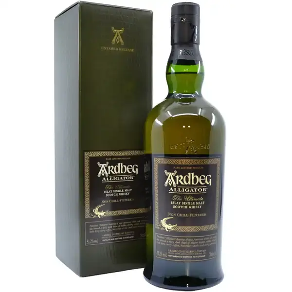 Eine Flasche Ardbeg Alligator Single Malt Scotch Whisky in der Frontalansicht.