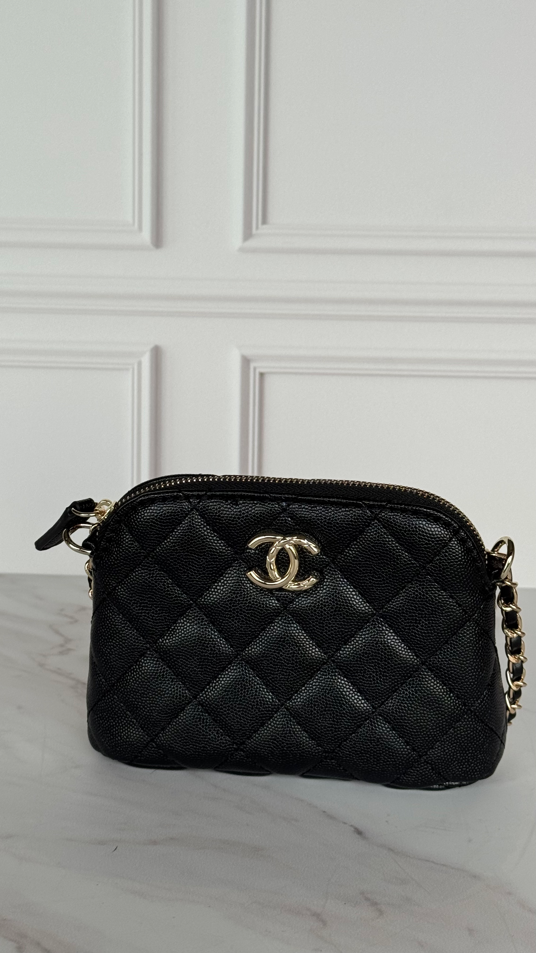 Chanel mini negra 