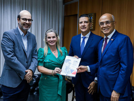 Ivana Bastos se emociona com homenagem a Anísio Teixeira no Relatório das Contas do Poder Executivo