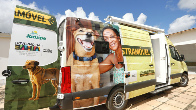 Governo da Bahia entrega unidade de Castramóvel para fortalecer controle populacional de cães no semiárido