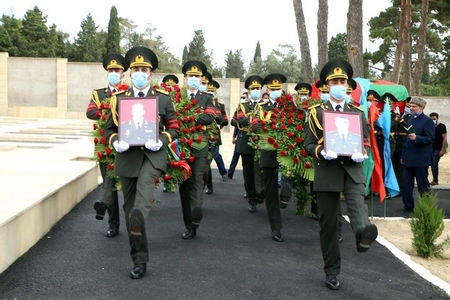 Müdafiə naziri Zakir Həsənov şəhid generalla vida mərasimində iştirak edib