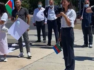 Şəhid qəhrəmanımızın qızı BMT baş ofisinin qarşısında. ..