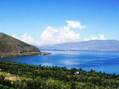 Ermənistan silahlı qüvvələri Kəlbəcəri atəşə tutur