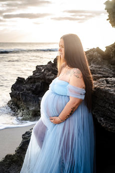 pregnant-mum-to-be-with-long-brown-hair-in-blue-maternity-dress-at-perth-yanchep-beach-perth-maternity-photographer