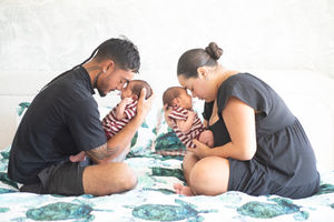 perth-newborn-photographer-captures-mum-and-dad-doing-a-hongi-side-by-side-with-newborn-baby-girl