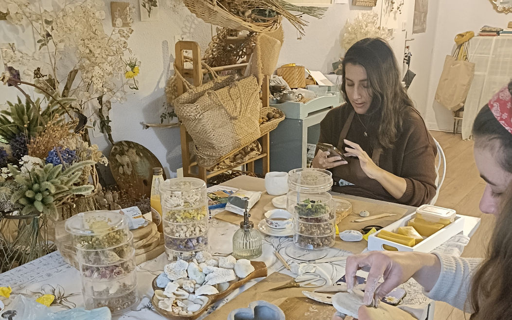 Atelier créatif floral lors d'un événement team building.
