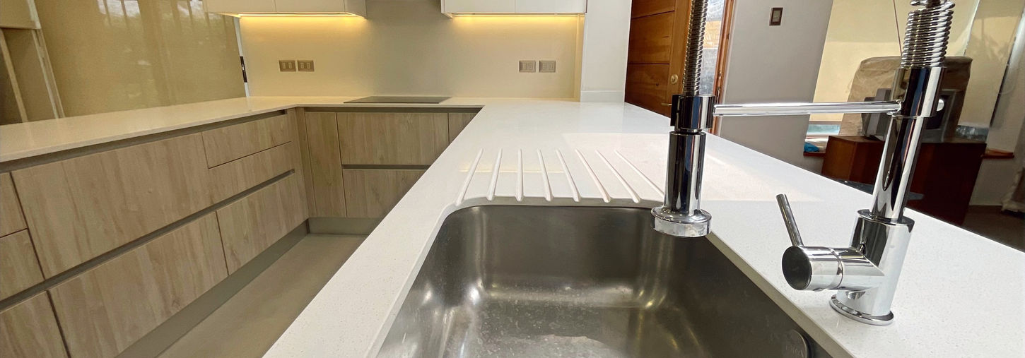 COCINA BLANCO BRILLO Y MADERA