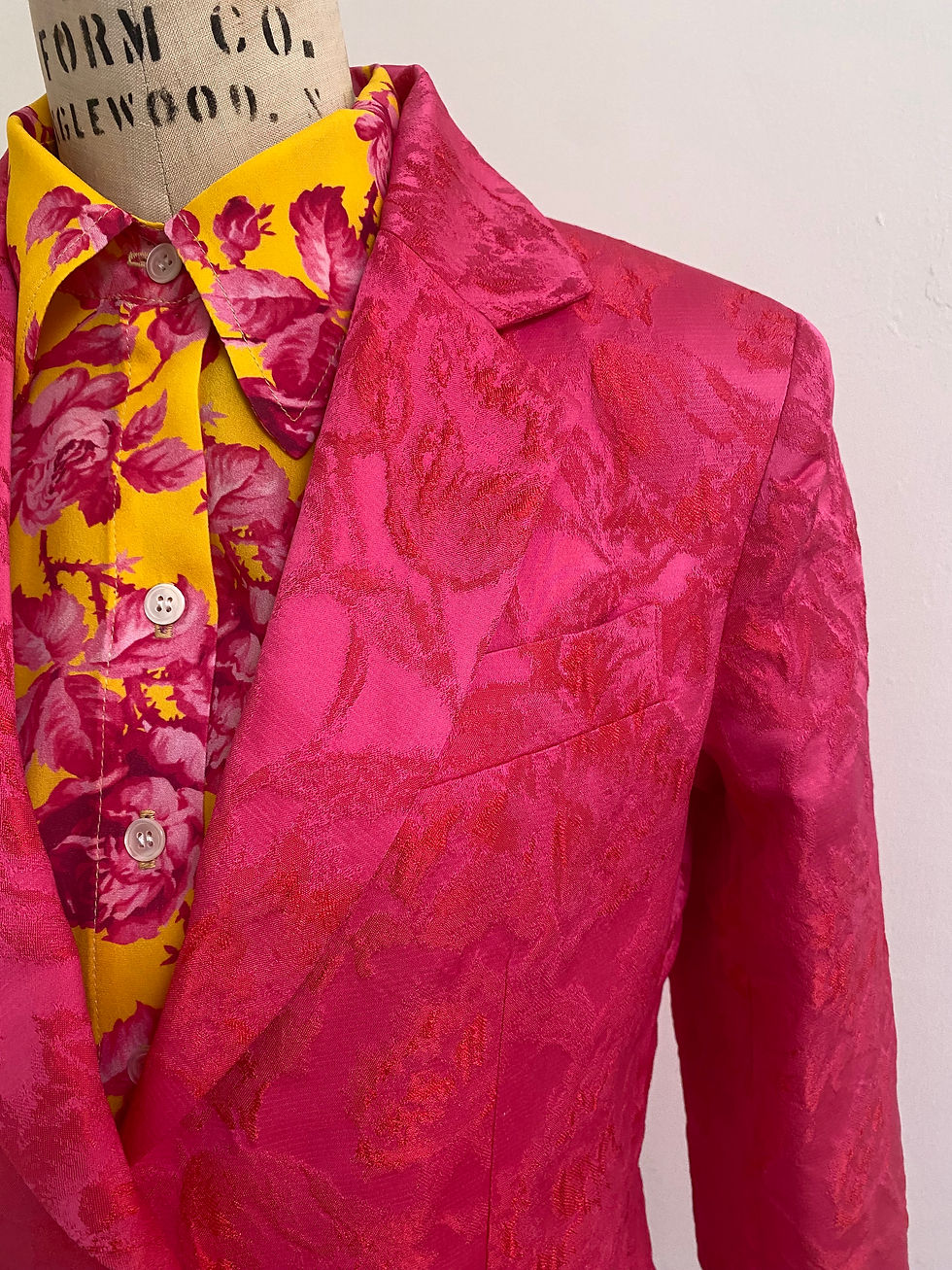 Thumbnail: HOT PINK JACQUARD FITTED BLAZER