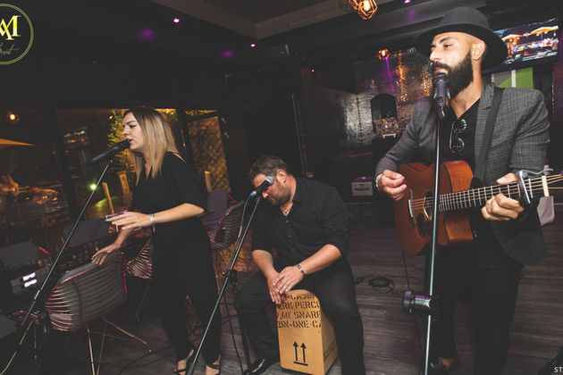 Animation mariage DJ à Annecy et Genève, DJ professionnel, artistes live, danse des invités, chanteuse, saxophoniste et violoniste de mariage, éclairage et sonorisation de mariage.