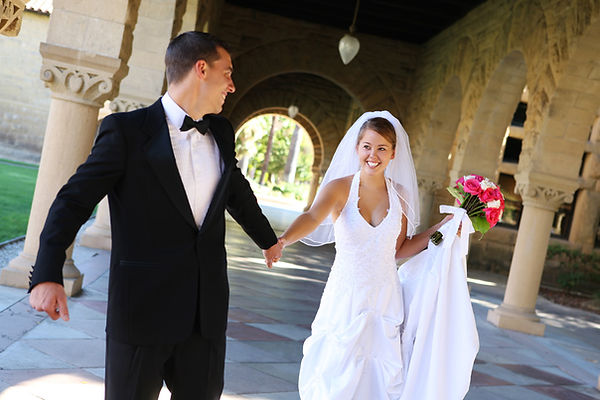 Imágenes de diferentes eventos como bodas, aniversarios y celebraciones especiales con canciones personalizadas de MiusicYou.