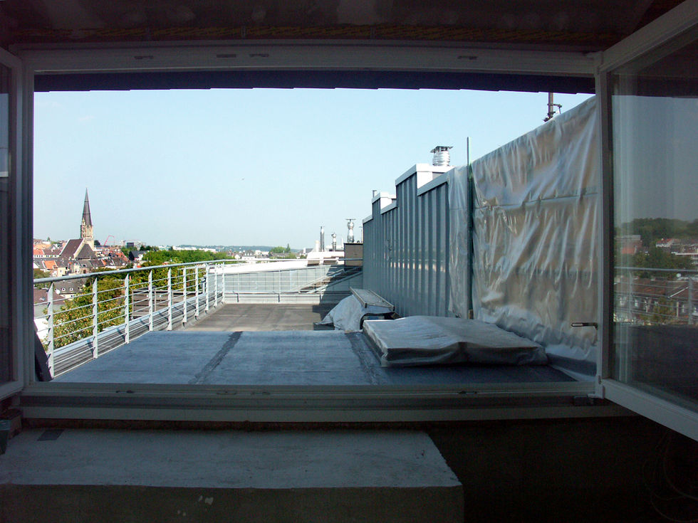 Blick aus Haus auf unfertige Dachterrasse