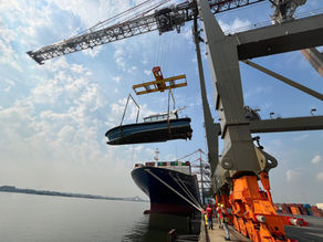 Pilot boat lifting operation in New York