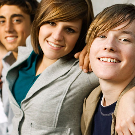 Groupe d'adolescents réunis lors d'un atelier de groupe.