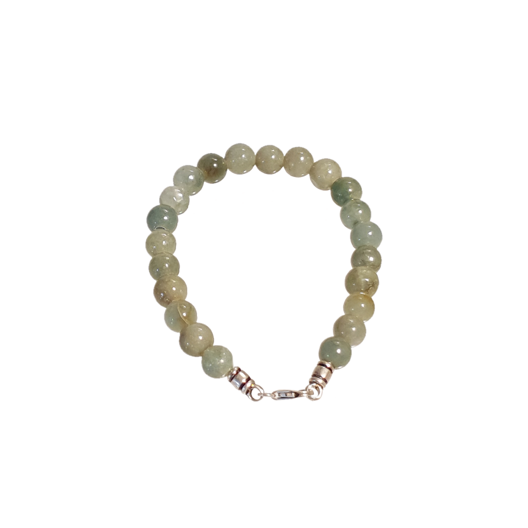 Armbånd med jade i grønne nuancer
