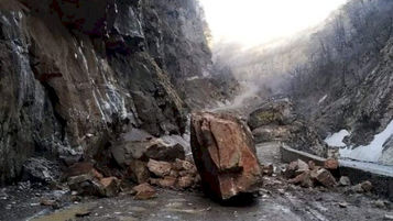 Quba-Xınalıq yolunda iri qaya parçası dağdan qoparaq yola düşdü