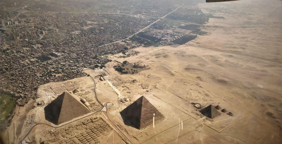 صورة لمنطقة الأهرامات من أعلى