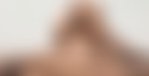 جزء من هرم وأمامه تمثال أبو الهول