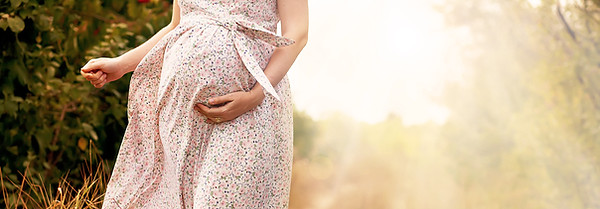 自然の中で妊婦