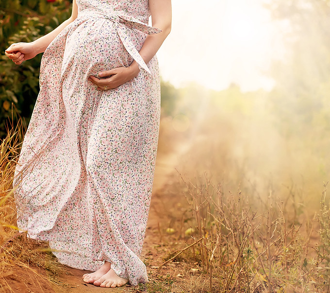 femme enceinte dans la nature