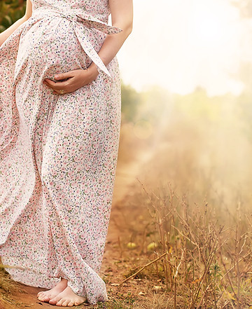 Mulher gravida na natureza