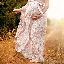 Schwangere Frau in der Natur