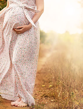 femme enceinte dans la nature