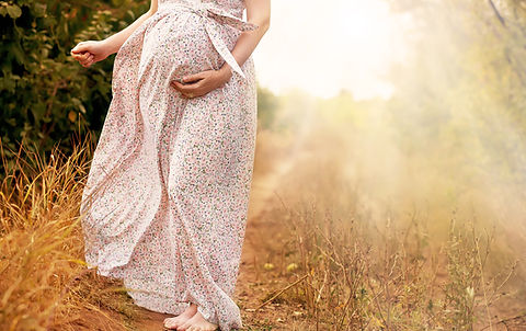 femme enceinte dans la nature