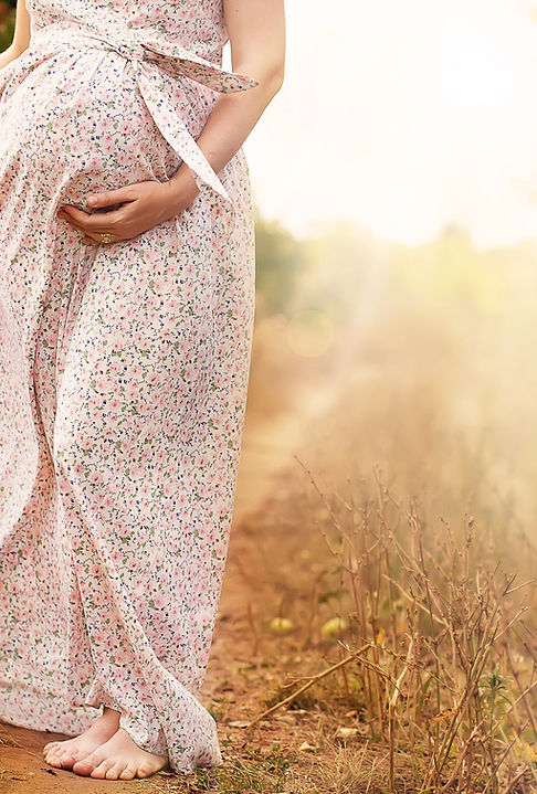 Mujer embarazada al aire libre