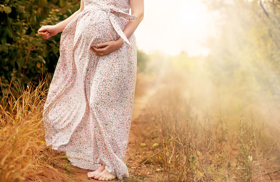 Schwangere Frau in der Natur