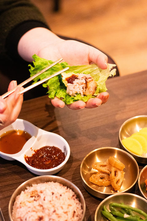 Stratégie réseaux sociaux avec shooting photo d'un plat traditionnel coréen pour un restaurant corée à Rouen par l'agence de communication Drôles de Dames