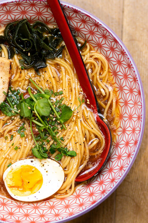 Shooting photo d'un plat de ramen pour un restaurant japonais à Rouen par l'agence de communication Drôles de Dames